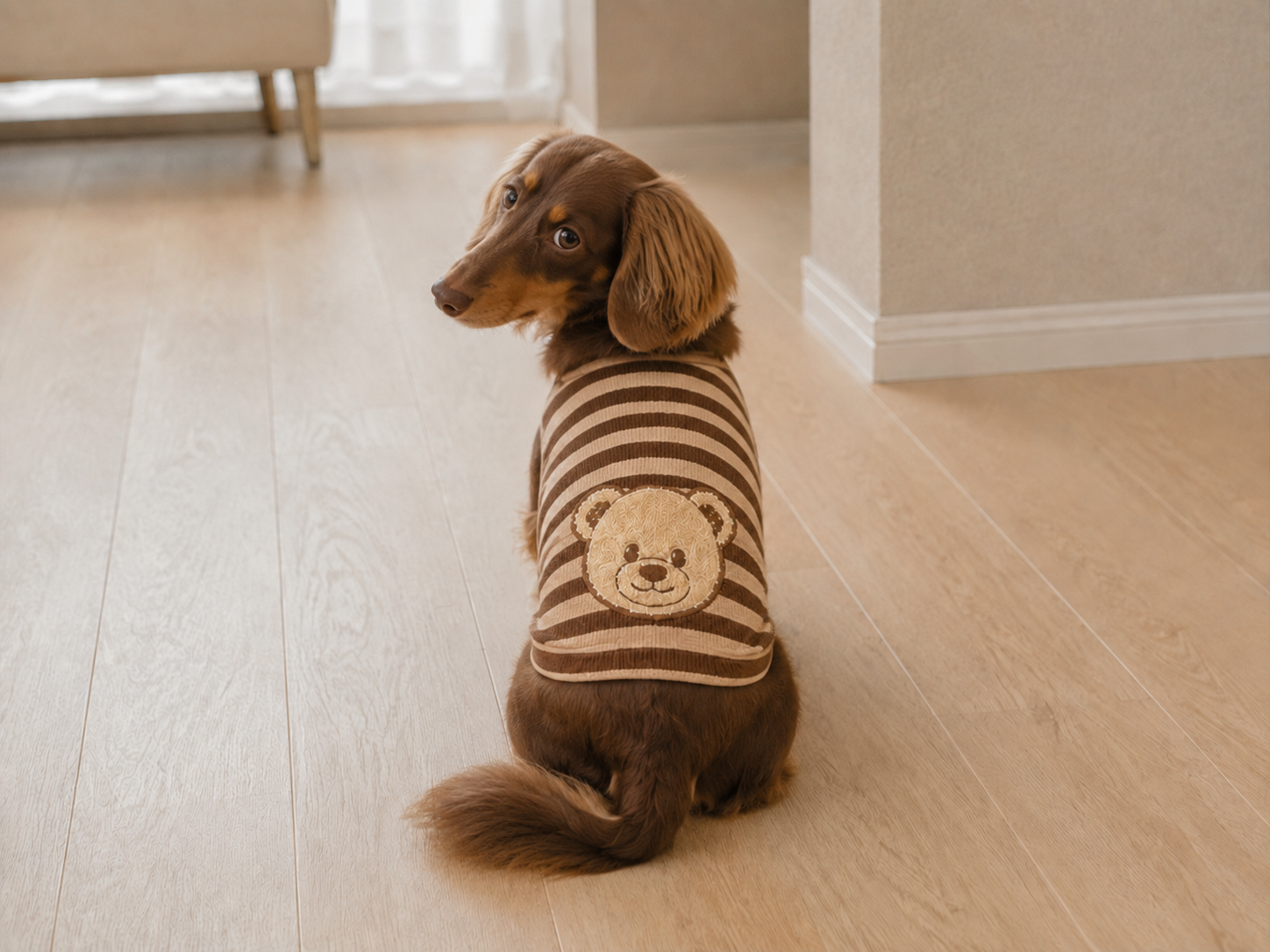ブラウンのボーダーのドッグウェアの背に、まつり縫いで付けたクマのワッペン刺繍